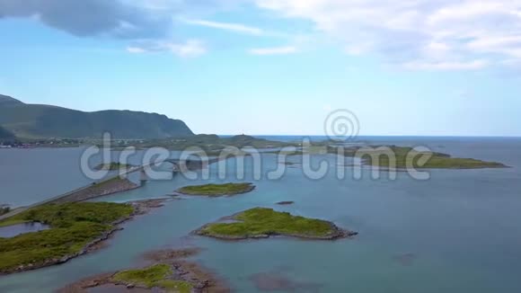 挪威洛福滕岛风景道的鸟瞰图和连接岛屿的桥梁视频的预览图