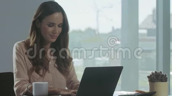 商业女性在笔记本电脑上工作集中人物特写画像视频的预览图