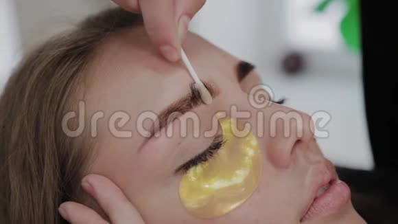 专业化妆师向客户移除眉毛油漆视频的预览图