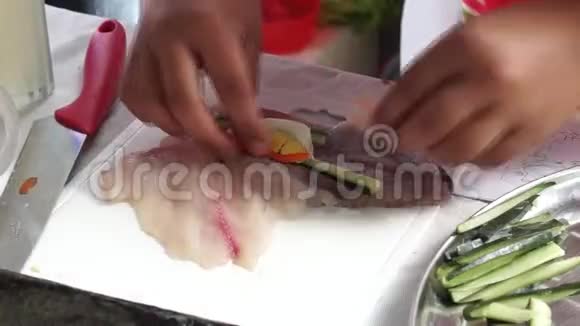 小学女生在参加年度烹饪比赛时吃鱼寿司卷视频的预览图