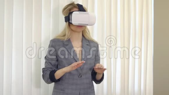 商务女性在办公室里看VR设备视频的预览图