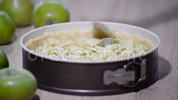 苹果派烘焙把苹果切片肉桂放在馅饼上视频的预览图