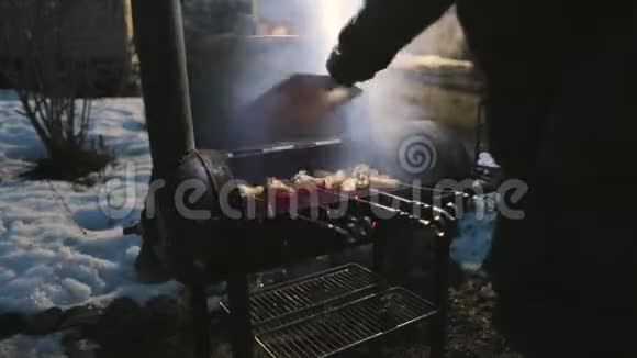 鸡翅在烤架中煮熟同时挥动一个附件来保持温度视频的预览图