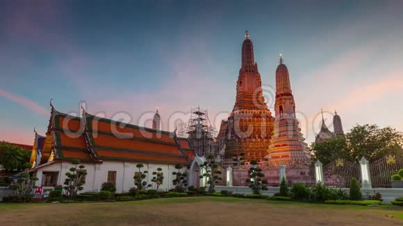 著名的瓦阿曼谷寺庙广场全景图4k时间间隔泰国视频的预览图