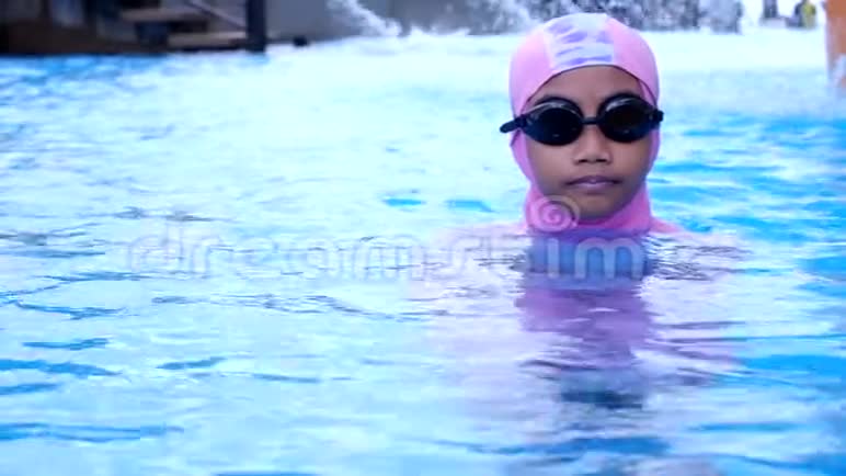 孩子在马来西亚的游泳池里潜水视频的预览图