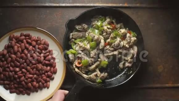 豆子是用胡椒和鸡肉放在煎锅里的视频视频的预览图
