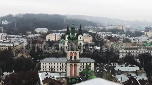 利沃夫乌克兰历史悠久的大教堂美丽的教堂旧城的屋顶视频的预览图