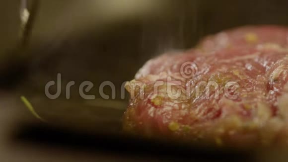 肉在烤架上炒上面撒着调味料视频的预览图