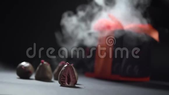 在一个礼品盒的背景上放着巧克力草莓视频的预览图