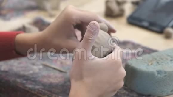 幼儿学习在陶瓷车间里制作不同种类的粘土制品视频的预览图