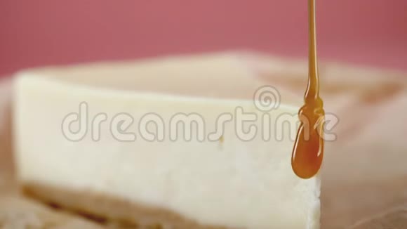芝士蛋糕的特写镜头是浇上甜酱的框架开胃乳酪蛋糕巧妙地用甜焦糖浇水概念视频的预览图