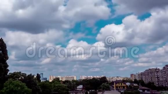 在城市上空盘旋移动的云视频的预览图