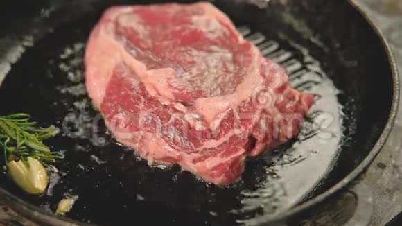 餐厅用餐煮肉排牛腩肉烤肉视频的预览图