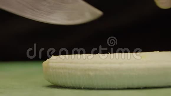 厨师手戴手套用刀切香蕉视频的预览图