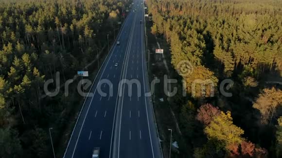 森林环绕的繁忙公路的鸟瞰图视频的预览图