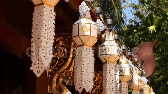 亚洲传统佛教泰国北部传统的纸灯笼挂在寺庙里视频的预览图