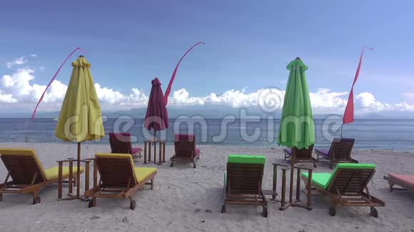 海滩上的空床和雨伞快速运动视频的预览图