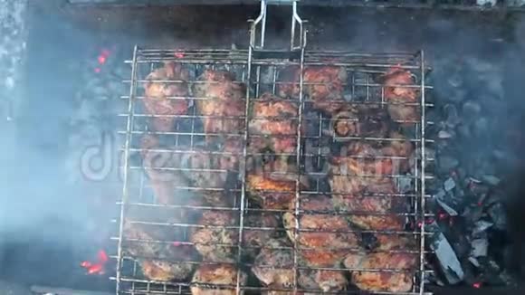 烤架上的肉冬天晚上用热炭煮鸡肉上景特写烟雾中的肉视频的预览图