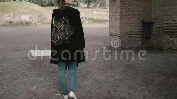 漂亮的年轻女孩正在意大利罗马四处走动看着一件古董游客正在探索古老的废墟视频的预览图