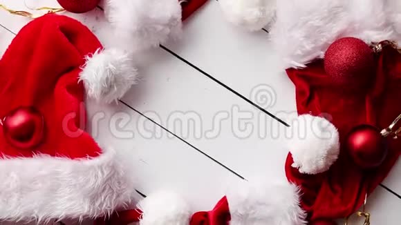 圣诞老人的帽子放在白色的木桌上有空白的复印空间视频的预览图
