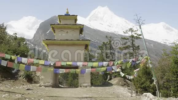 尼泊尔村庄入口的弧形视频的预览图
