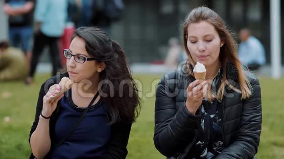 有冰淇淋的朋友在公园里放松视频的预览图