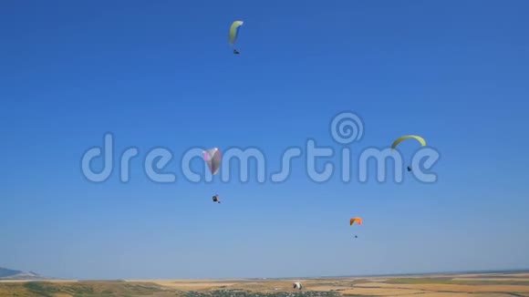 许多滑翔伞在飞行剪影人滑翔伞滑翔伞飞行体验跳伞夏季视频的预览图