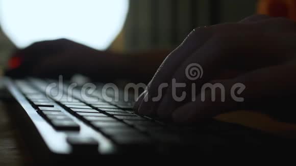 手在电脑黑键盘上打字视频的预览图