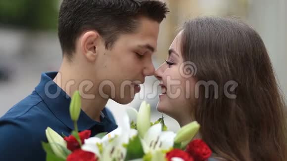 年轻夫妇深爱着分享浪漫的吻视频的预览图