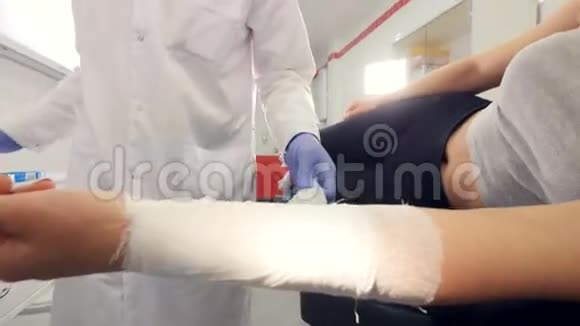 一位专业医生正在给一个女孩手臂包扎视频的预览图