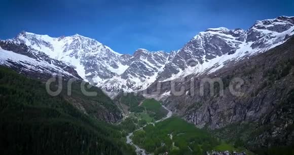 意大利阿尔卑斯山脉的大山空中视频的预览图