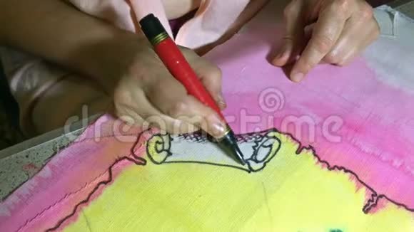 女性的手用黑色记号笔标记素描或图案的轮廓视频的预览图