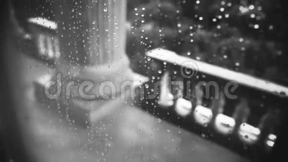 窗外阳台柱上的雨滴黑白视频的预览图