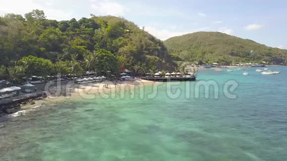 夏日海滩度假胜地和碧海水空中景观人们在海滩上休息在海湾游泳无人机视图视频的预览图