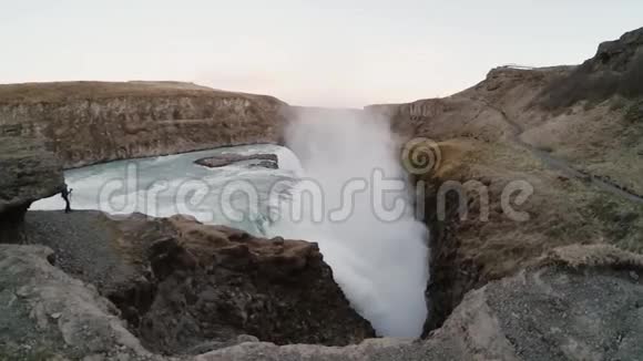 年轻的游客在冰岛拍摄美丽的古尔福斯瀑布旅行男性探索新的地方视频的预览图