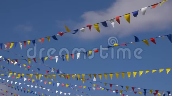 五颜六色的三角旗在蓝天背景下迎风飘扬背景板彩色关键视频视频的预览图