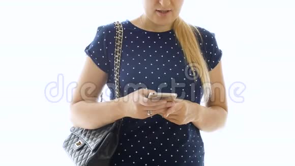 4k片年轻的金发女人在白色背景下打字和打电话视频的预览图
