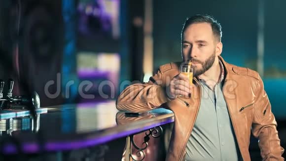 酒吧里长胡子的帅哥在柜台边喝饮料视频的预览图
