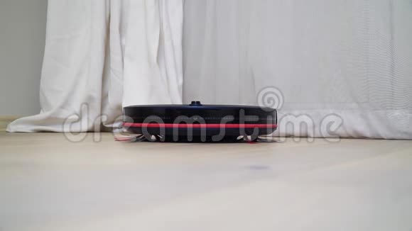 层压木板地板上的机器人吸尘器智能清洁技术吸尘器清洁公寓视频的预览图