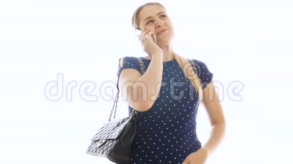 4k视频美丽的微笑女人在白色背景下通过电话交谈视频的预览图