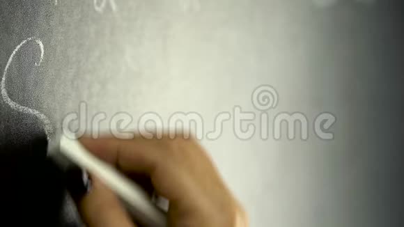 女人在黑板上写化学公式视频的预览图