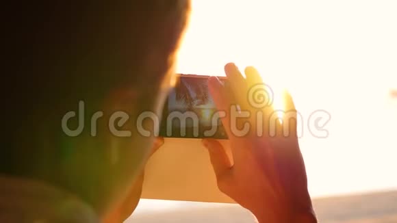 那家伙拍了一张日落全景照片菲律宾泰国视频的预览图