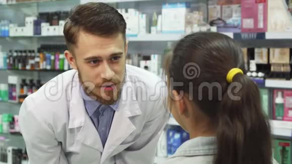可爱的药剂师给小女孩买东西视频的预览图