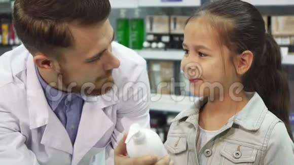 一位年轻的顾客在药剂师的帮助下选择购买哪一种商品视频的预览图