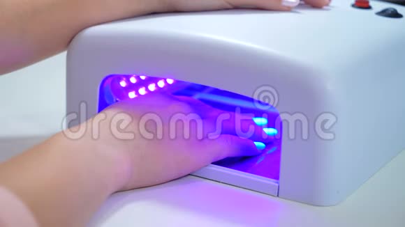 紫外线灯胶抛光指甲工艺在美容院视频的预览图