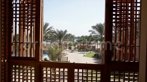 酒店海滩从平房可以看到游泳池景观视频的预览图