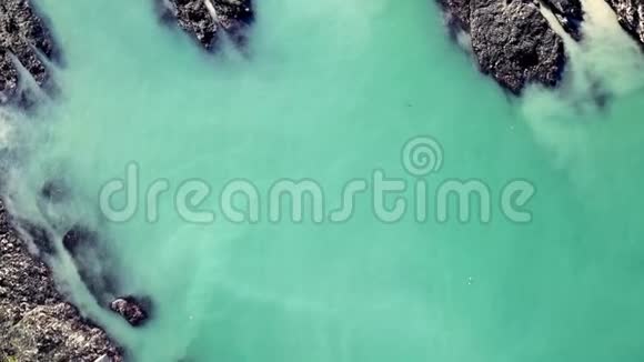 英国安格莱西威尔士公牛湾绿松石彩色水的鸟瞰图视频的预览图