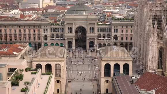从Martini露台屋顶的DuomodiMilanoVittorioEmanuele画廊背景是诺瓦港的摩天大楼视频的预览图