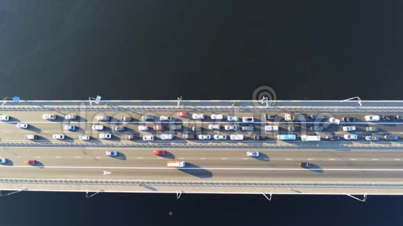 横河道桥的鸟瞰图一个方向有严重的交通堵塞带泥和超载的高峰期视频的预览图