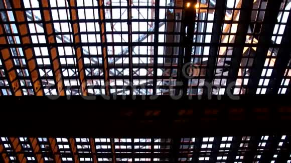在杜卢斯空中电梯桥下视频的预览图